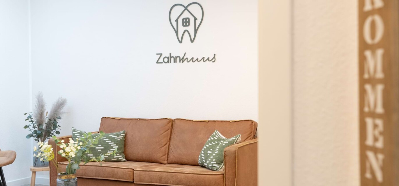Einblick in das Wartezimmer des Zahnhuus Kappeln mit gem&uuml;tlichen Sitzm&ouml;glichkeiten