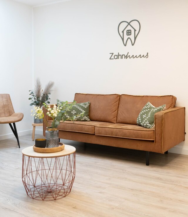 Einblick in das gem&uuml;tliche Wartezimmer der Zahnarztpraxis Zahnhuus Kappeln